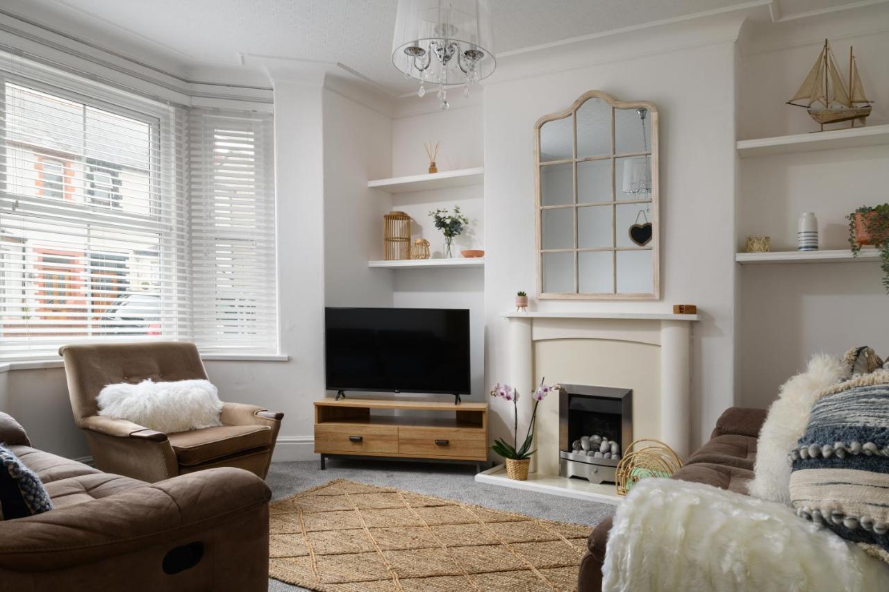 Modern, Light And Airy Townhouse In Llandudno, West Shore *